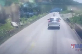 Cận cảnh 2 người rút súng đe dọa tài xế trên đèo Đá Trắng
