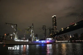 Hiện trường vụ tàu buồm đâm vào cầu Brooklyn tại New York, Mỹ, ngày 17/5/2025. (Ảnh: THX/TTXVN)