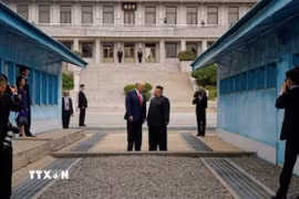 (Tư liệu) Tổng thống Mỹ Donald Trump (phải) và nhà lãnh đạo Triều Tiên Kim Jong Un tại cuộc gặp ở làng đình chiến Panmunjom ngày 30/6/2019. (Ảnh: Reuters/TTXVN)