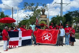 Phong trào Cánh Tả Thống Nhất (MIU) của Cộng hòa Dominicana dâng hoa trước tượng đài Chủ tịch Hồ Chí Minh tại Quảng trường mang tên Người ở thành phố Santo Domingo Este, tỉnh Santo Domingo. (Ảnh: TTXVN phát) 