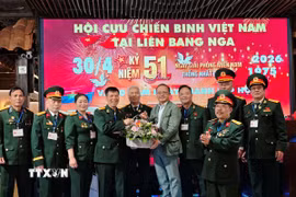 Các hội đoàn tặng hoa chúc mừng các cựu chiến binh trong ngày 30/4. (Ảnh: Tâm Hằng/TTXVN)