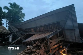 Ngôi nhà ở tỉnh Lào Cai bị đổ sập do dông lốc. (Ảnh: TTXVN phát)