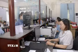 Hoạt động tại Trung tâm Phục vụ hành chính công xã Tây Ninh Hòa. (Ảnh: Đặng Tuấn/TTXVN)