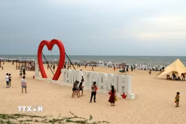Bãi biển Tam Thanh ở phường Quảng Phú, thành phố Đà Nẵng thu hút rất đông du khách trong kỳ nghỉ lễ. (Ảnh: Đỗ Trưởng/TTXVN)