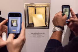 Bán đấu giá tại nhà đấu giá Sotheby's ở New York, Mỹ. (Ảnh: AFP/TTXVN)