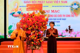 Bà Phạm Thị Phúc, Phó Bí thư Tỉnh ủy, Chủ tịch Ủy ban Mặt trận Tổ quốc Việt Nam tỉnh Lâm Đồng tặng hoa chúc mừng Ban tổ chức Đại lễ Phật đản Vesak 2026. (Ảnh: Nguyễn Dũng/TTXVN)