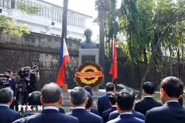 Tổng Bí thư, Chủ tịch nước và Phu nhân dâng hoa tại Tượng đài Bác Hồ ở Manila