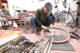 Căn nhà nhỏ của ông Kính từ lâu đã trở thành một "xưởng sản xuất" đặc biệt sản xuất ra những chiếc xe để gửi tặng học sinh nghèo. (Ảnh: Hải Yến/TTXVN)