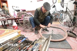 Căn nhà nhỏ của ông Kính từ lâu đã trở thành một "xưởng sản xuất" đặc biệt sản xuất ra những chiếc xe để gửi tặng học sinh nghèo. (Ảnh: Hải Yến/TTXVN)