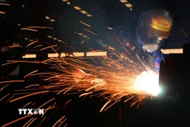 Công nhân làm việc tại nhà máy sản xuất thép tại tỉnh Hồ Nam, Trung Quốc. (Ảnh: THX/TTXVN)