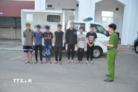 Các đối tượng tại cơ quan điều tra. (Ảnh: TTXVN phát)