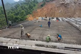 Công nhân thi công xuyên lễ tại công trường thuộc dự án cao tốc Tuyên Quang-Hà Giang (giai đoạn 1). (Ảnh: Hoàng Hải/TTXVN) 