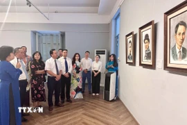 Các đại biểu tham quan triển lãm. (Ảnh: Thu Hương/TTXVN) 