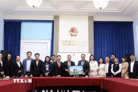 Đoàn công tác tỉnh Quảng Ninh với Đại sứ Đặng Minh Khôi và cán bộ chủ chốt Đại sứ quán Việt Nam tại Nga. (Ảnh: Văn Hiếu/TTXVN)