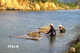 Nghệ An: Nạn khai thác cát “chui” diễn ra tràn lan tại xã miền núi Quế Phong