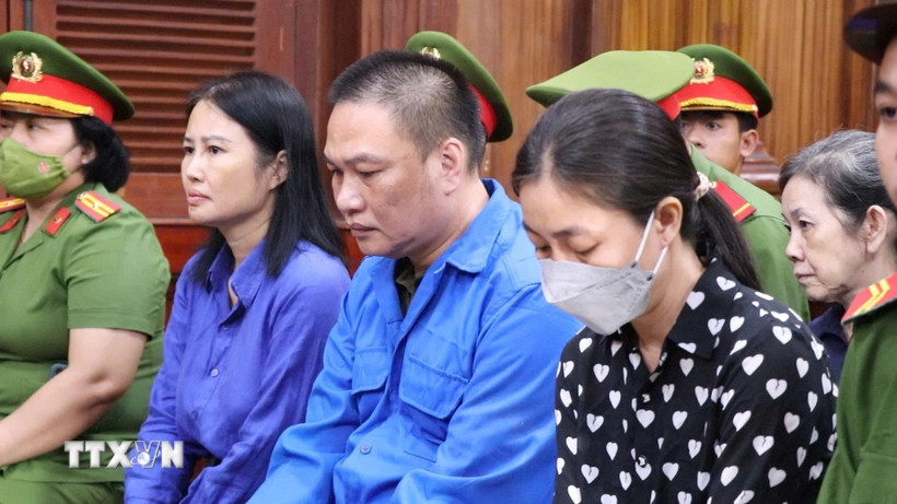 Các bị cáo trong phiên tòa ngày 9/12. (Ảnh: Linh Sơn/TTXVN)