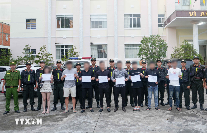 Các đối tượng test nhanh có kết quả dương tính với ma túy. (Ảnh: TTXVN phát)