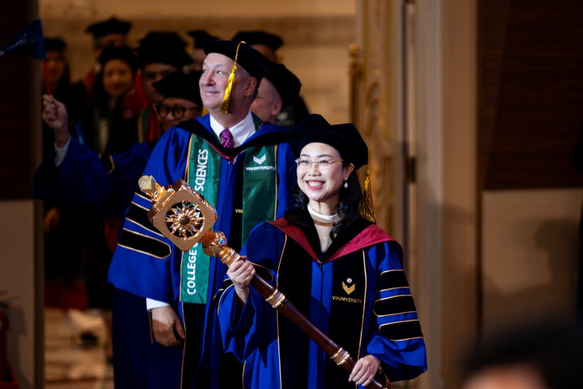 Hoạt động rước quyền trượng mở đầu buổi Lễ