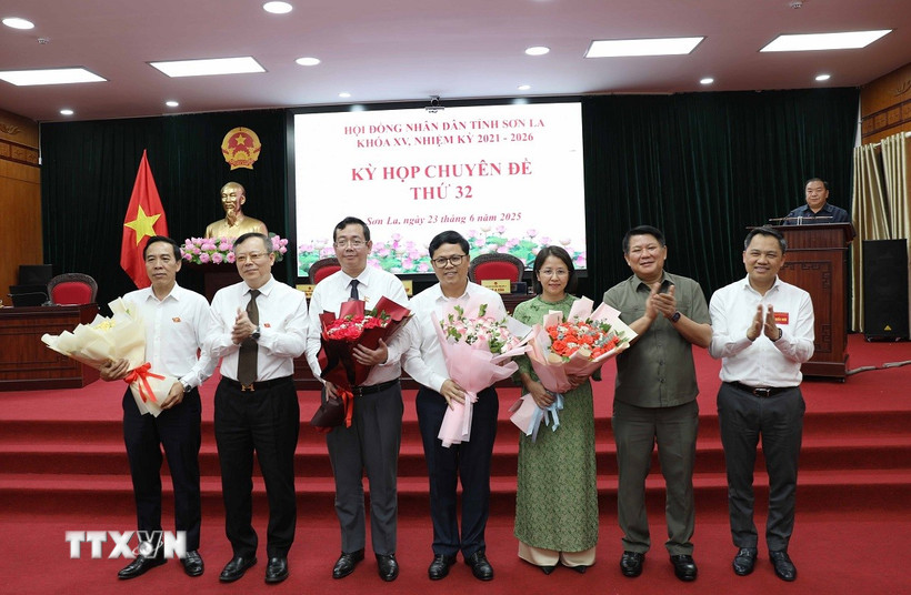 Lãnh đạo tỉnh Sơn La tặng hoa chúc mừng các tân Ủy viên UBND tỉnh và Trưởng Ban Kinh tế - Ngân sách của HĐND tỉnh. (Ảnh: Nguyễn Cường/TTXVN)