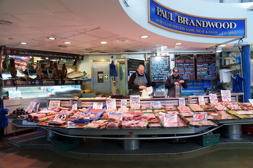 Một quầy hàng trong chợ ở Manchester, Anh. (Ảnh: THX/TTXVN)