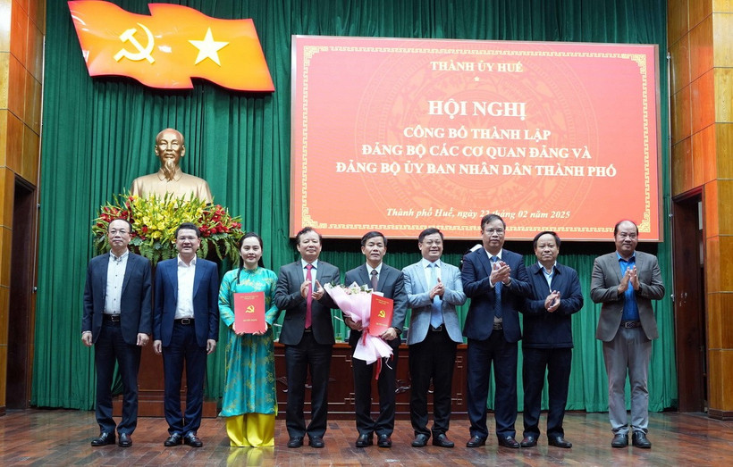 Công bố quyết định thành lập Đảng bộ Ủy ban Nhân dân thành phố Huế nhiệm kỳ 2020-2025. (Ảnh: Đỗ Trưởng/TTXVN)