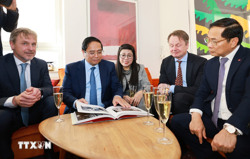 Thủ tướng Phạm Minh Chính và Phu nhân đến thăm gia đình cố Thủ tướng Thụy Điển Olof Palme. (Ảnh: Dương Giang/TTXVN)