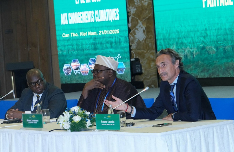 Tổng Thư ký Liên minh Nghị viện Pháp ngữ Damien Cesselin phát biểu tại phiên thảo luận.(Ảnh: Thanh Liêm/TTXVN)