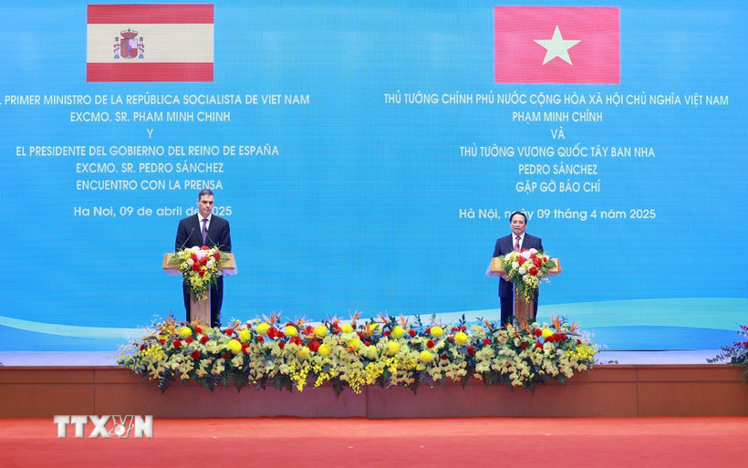 Thủ tướng Phạm Minh Chính và Thủ tướng Tây Ban Nha Pedro Sánchez tại buổi gặp gỡ báo chí. (Ảnh: Dương Giang/TTXVN)