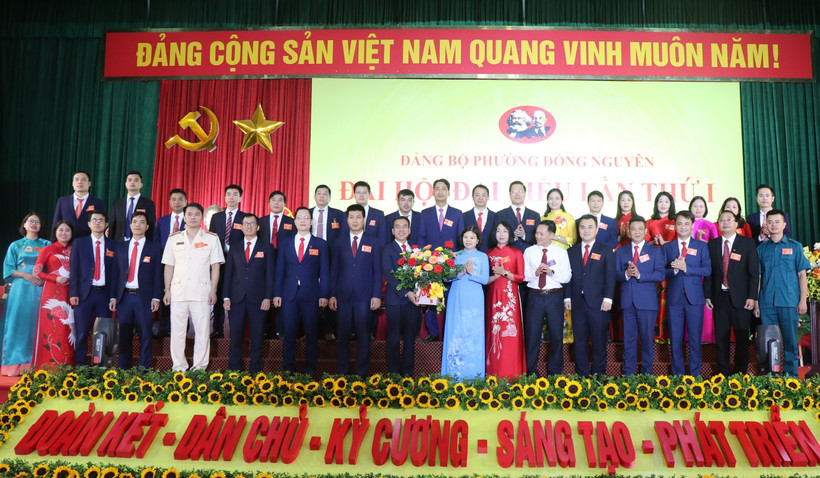 Ban Chấp hành Đảng bộ phường Đồng Nguyên, nhiệm kỳ 2025-2030 ra mắt tại Đại hội. (Ảnh: Thanh Thương/TTXVN)