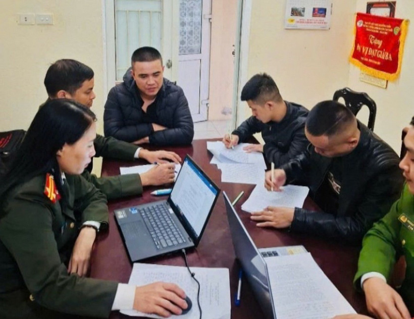 Cán bộ Phòng PA08 lấy lời khai 5 đối tượng xuất nhập canh trái phép sang Campuchia làm việc trong các sòng bạc trực tuyến lừa đảo trái phép. (Ảnh TTXVN phát)