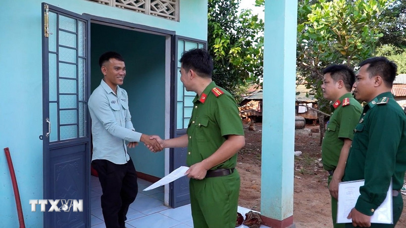 Anh Puih Thái, nạn nhân bị lừa bán sang Campuchia vui mừng được nhận căn nhà mới do chính quyền địa phương hỗ trợ xây dựng. (Ảnh: Hồng Điệp/TTXVN)