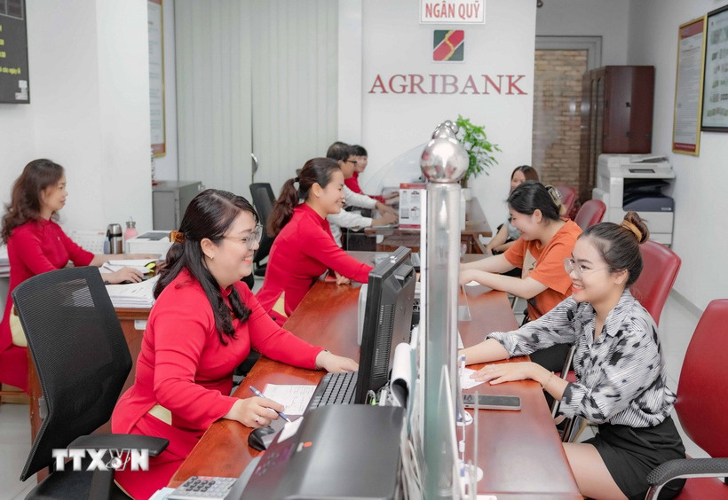 Khách hàng giao dịch tại Agribank Chi nhánh Bến Thành, Thành phố Hồ Chí Minh. (Ảnh: TTXVN phát)