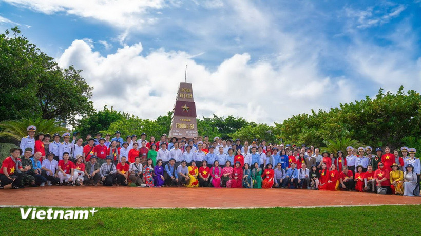 Đoàn công tác trên đảo Trường Sa. (Ảnh: Đặng Anh Tâm/Vietnam+)
