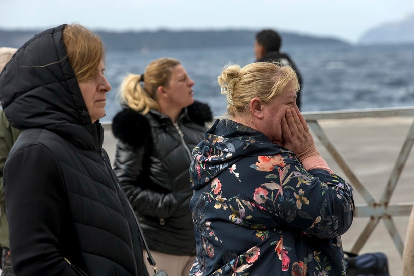 Người dân sơ tán tránh động đất tại Santorini, Hy Lạp. (Ảnh: THX/TTXVN)