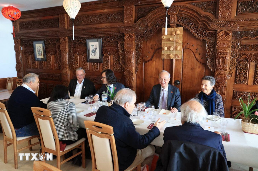 Đại sứ Việt Nam Phùng Thế Long cùng bạn bè Thuỵ Sĩ. (Ảnh: Anh Hiển/TTXVN)