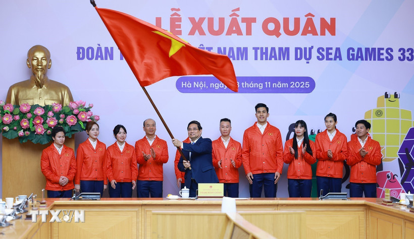 Thủ tướng Phạm Minh Chính trao cờ cho Đoàn thể thao Việt Nam tham dự SEA Games 33. (Ảnh: Dương Giang/TTXVN)