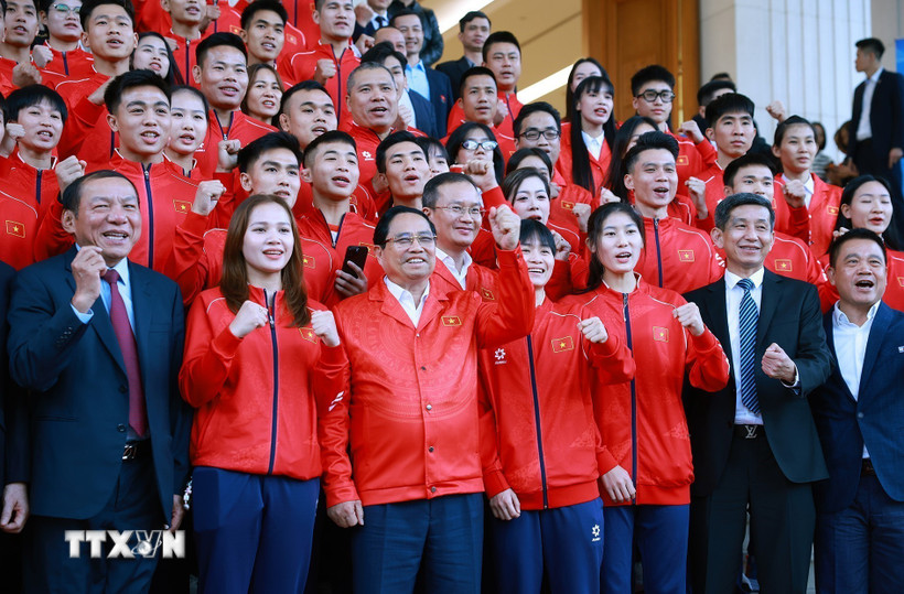 Thủ tướng Phạm Minh Chính với các vận động viên, huấn luyện viên và các chuyên gia Đoàn thể thao Việt Nam tham dự SEA Games 33. (Ảnh: Dương Giang/TTXVN)