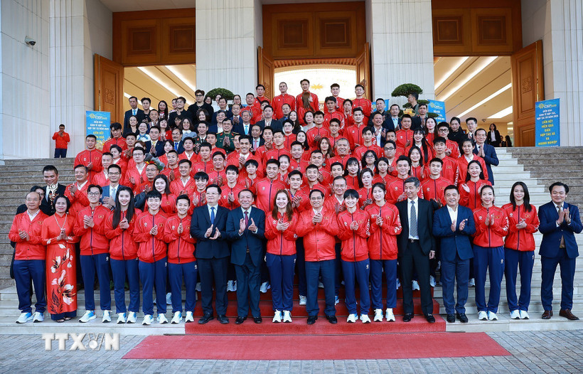 Thủ tướng Phạm Minh Chính với các vận động viên, huấn luyện viên và các chuyên gia Đoàn thể thao Việt Nam tham dự SEA Games 33. (Ảnh: Dương Giang/TTXVN)
