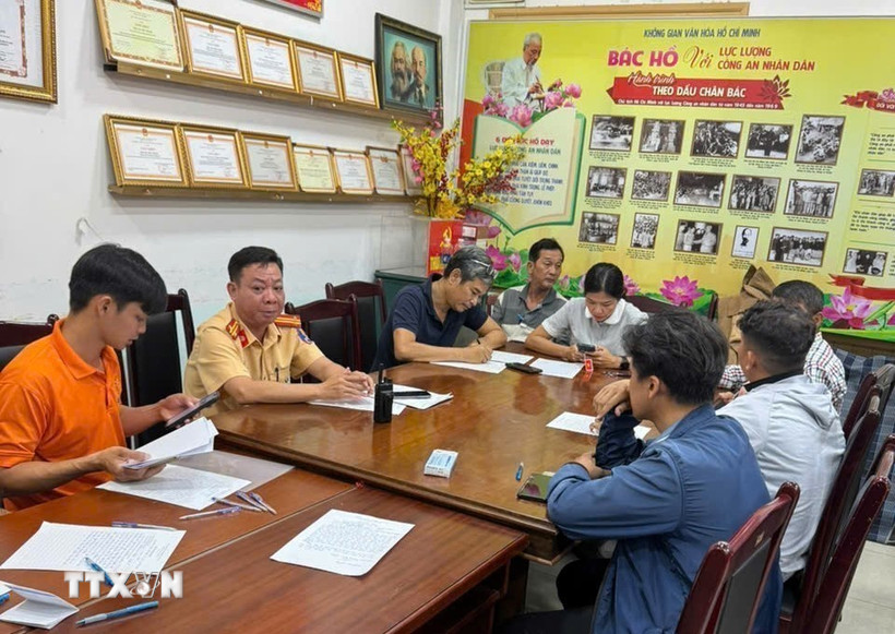 Công an giải thích về luật Giao thông cho những người vi phạm. (Ảnh: TTXVN phát)