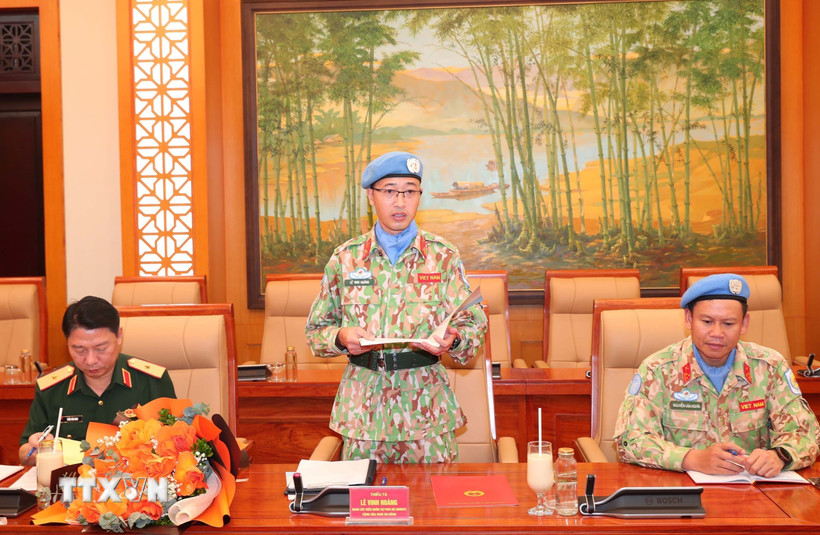 Thiếu tá Lê Vinh Hoàng hứa quyết tâm tại lễ trao Quyết định.(Ảnh: Trọng Đức/TTXVN)