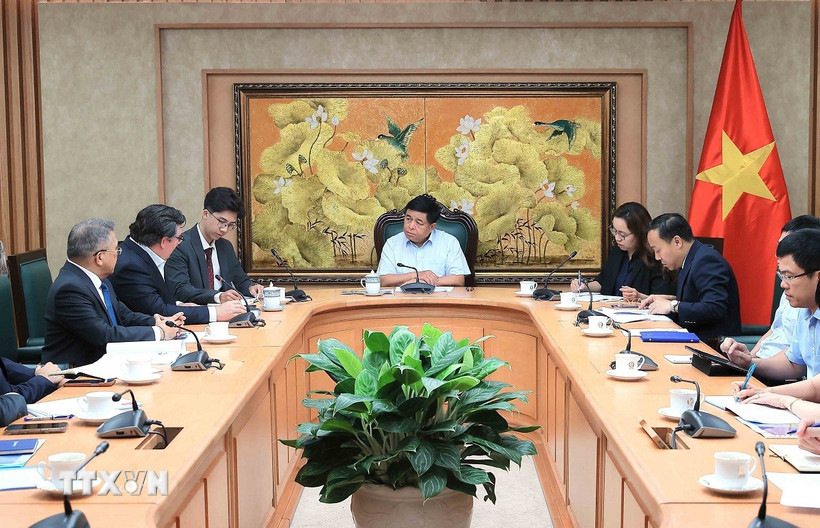 Phó Thủ tướng Nguyễn Chí Dũng tiếp Chủ tịch, Tổng Giám đốc điều hành Tập đoàn Aboitiz Danel C. Aboitiz. (Ảnh: An Đăng/TTXVN)