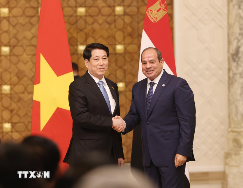 Chủ tịch nước Lương Cường và Tổng thống Ai Cập Abdel Fattah El-Sisi tại cuộc gặp gỡ báo chí, thông tin về kết quả hội đàm. (Ảnh: Lâm Khánh/TTXVN)