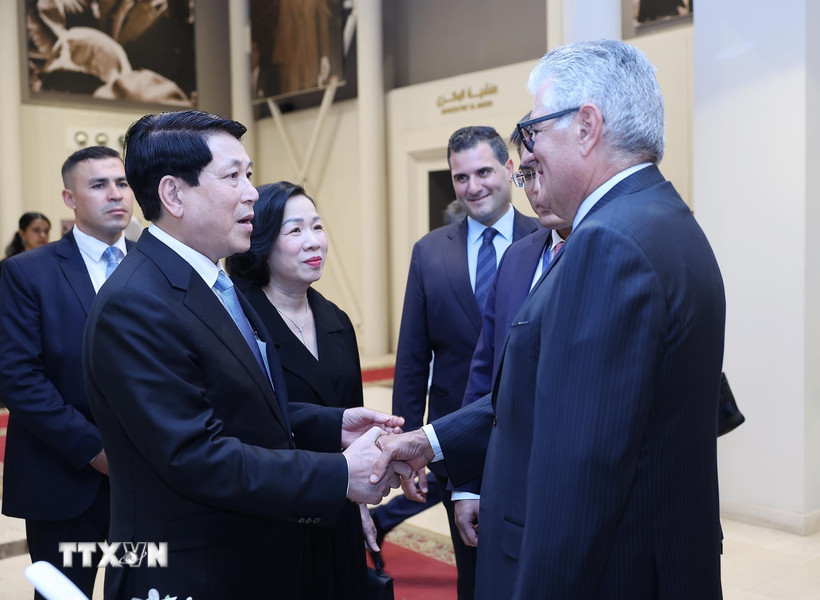 Chủ tịch nước Lương Cường chia sẻ cảm xúc với thân nhân cố Tổng thống Ai Cập Gamal Abdel Nasser sau khi tham quan bảo tàng. (Ảnh: Lâm Khánh/TTXVN)