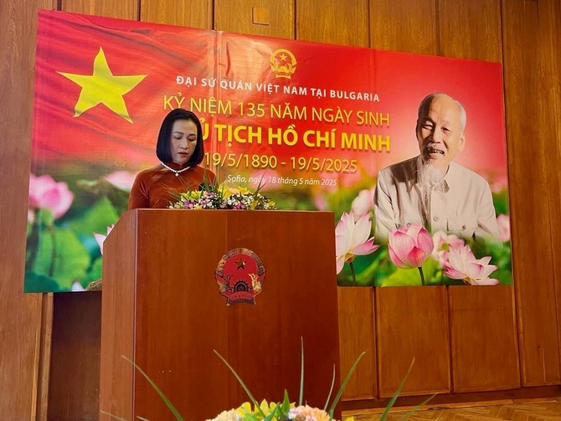 Đại sứ Nguyễn Minh Nguyệt phát biểu tại buổi lễ dâng hương kỷ niệm 135 năm ngày sinh Chủ tịch Hồ Chí Minh được tổ chức tại trụ sở Đại sứ quán Việt Nam tại Bulgaria ngày 18/5.
