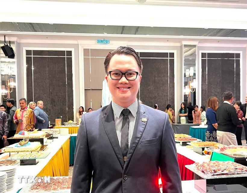 Nhà nghiên cứu Enzo Sim Hong Junm, Viện nghiên cứu Penang (Malaysia) tại lễ kỷ niệm 80 năm Ngày thành lập QĐND Việt Nam và 35 năm Ngày Hội Quốc phòng toàn dân được tổ chức tại Kuala Lumpur. (Ảnh: Hằng Linh/TTXVN)