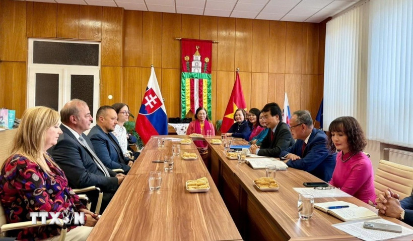 Đại sứ Việt Nam tại Slovakia Phạm Trường Giang tại cuộc gặp Thị trưởng Horné Saliby Pavol Dobosy. (Ảnh: TTXVN phát)
