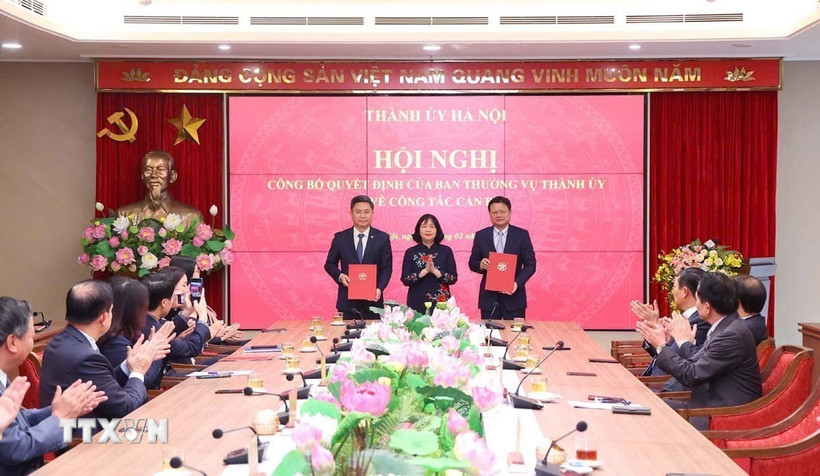 Bí thư Thành ủy Hà Nội Bùi Thị Minh Hoài trao quyết định cho đồng chí Vũ Đức Bảo (phải), Ủy viên Ban Thường vụ Thành ủy, Trưởng ban Ban Tổ chức Thành ủy nhiệm kỳ 2020-2025 được nghỉ hưu trước tuổi kể từ ngày 15/2/2025 và đồng chí Hà Minh Hải, Thành ủy viên, Phó Chủ tịch Ủy ban Nhân dân Thành phố Hà Nội nhiệm kỳ 2021-2026 giữ chức vụ Trưởng ban Tổ chức Thành uỷ nhiệm kỳ 2020-2025 kể từ ngày 15/2/2025. (Ảnh: Văn Điệp/TTXVN)