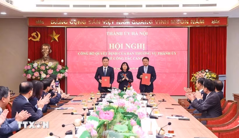 Bí thư Thành ủy Hà Nội Bùi Thị Minh Hoài trao quyết định cho đồng chí Vũ Đức Bảo (phải), Ủy viên Ban Thường vụ Thành ủy, Trưởng ban Ban Tổ chức Thành ủy nhiệm kỳ 2020-2025 được nghỉ hưu trước tuổi kể từ ngày 15/2/2025 và đồng chí Hà Minh Hải, Thành ủy viên, Phó Chủ tịch Ủy ban Nhân dân Thành phố Hà Nội nhiệm kỳ 2021-2026 giữ chức vụ Trưởng ban Tổ chức Thành uỷ nhiệm kỳ 2020-2025 kể từ ngày 15/2/2025. (Ảnh: Văn Điệp/TTXVN)