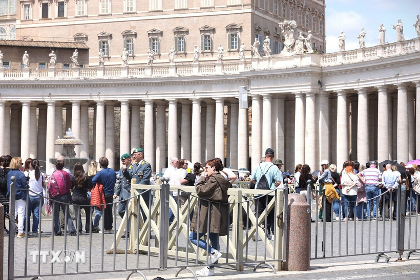 Lực lượng Hiến binh và cảnh sát tại Quảng trường San Pietro (nơi đặt linh cữu của Giáo hoàng Francis) (Ảnh: Trường Dụy/TTXVN)