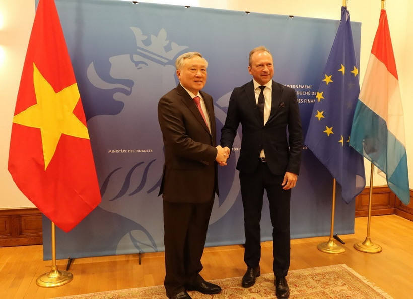Phó Thủ tướng thường trực Nguyễn Hòa Bình và Bộ trưởng Tài chính Luxembourg Gilles Roth. (Ảnh: Hương Giang/TTXVN)